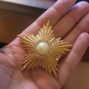 Vtg Cathe Goldtone Rhinestone Starburst Shape Faux Pearl Brooch Pin / pendant