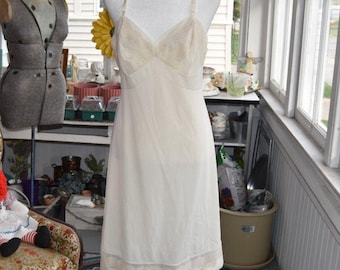 Vintage Vanity Fair ivoorkleurige nylon slipdress met volledige slip en kanten rand 36 S M, VS