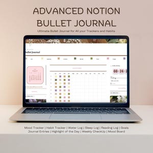 Può includere: Un laptop mostra un modello di bullet journal digitale. Lo schermo mostra un calendario, un rilevatore dell'umore e altri strumenti organizzativi. Il testo in alto recita "ADVANCED NOTION BULLET JOURNAL". Il laptop è su una superficie bianca.