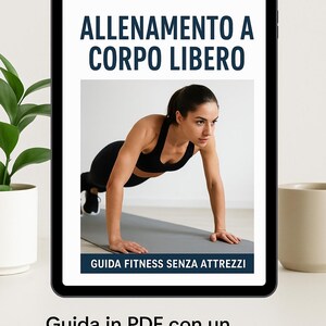 Può includere: Una guida di fitness digitale visualizzata su un tablet nero. Lo schermo mostra una donna in abbigliamento da allenamento che fa flessioni. Il testo sullo schermo recita "ALLENAMENTO A CORPO LIBERO" e "GUIDA FITNESS SENZA ATTREZZI". Il testo aggiuntivo in alto dice "PRONTO DA SCARICARE".