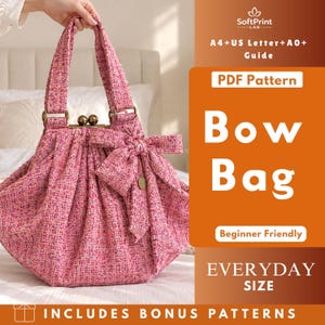 Puede incluir: Un bolso de mano de tweed rosa con un diseño de tela fruncida, un gran lazo decorativo en la parte delantera y un cierre metálico de boquilla. La imagen incluye el texto: SoftPrint LAB, A4+US Letter+A0+ Guide, PDF Pattern, Bow Bag, Beginner Friendly, EVERYDAY SIZE, INCLUDES BONUS PATTERNS.