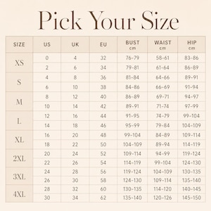 K&ouml;nnte beinhalten: Eine beige Gr&ouml;&szlig;entabelle mit der &Uuml;berschrift Pick Your Size, die Spalten f&uuml;r US-, UK- und EU-Gr&ouml;&szlig;en sowie Zeilen von XS bis 4XL enth&auml;lt. Die Tabelle listet entsprechende Brust-, Taillen- und H&uuml;ftma&szlig;e in Zentimetern von 76 bis 150 cm auf.