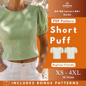 Puede incluir: Una blusa de manga corta abullonada a cuadros verdes y blancos. La imagen incluye el texto "PDF Pattern", "Short Puff", "Beginner Friendly" y "XS - 4XL". La blusa se combina con pantalones blancos. La imagen también incluye el texto "INCLUDES BONUS PATTERNS".