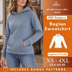 Peut inclure: Un sweat-shirt raglan bleu chiné avec une capuche et une poche kangourou à l'avant. Le texte superposé indique PDF Pattern, Raglan Sweatshirt, Beginner Friendly, XS-4XL, US 0-US 30 et Includes Patterns.