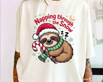 Nickerchen durch den Schnee Shirt, lustiges Faultier Weihnachten T-Shirt, gemütliches Urlaub Pyjama Top, süßes Candy Cane Faultier Liebhaber T-Shirt, lustiger Winter Humor