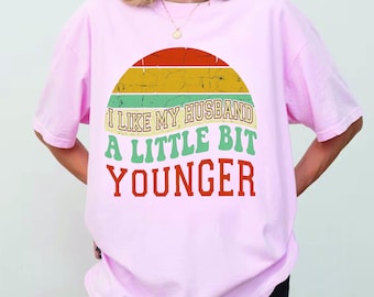 Lustig, ich mag meinen Mann ein bisschen jünger T-Shirt, humorvolles Geschenk, Humor T-Shirt Ich mag meinen Mann ein bisschen jünger, lustiges Spruch Shirt