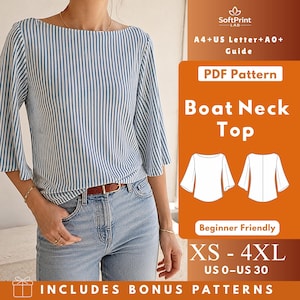 Op de afbeelding: Een blauw-wit verticaal gestreepte top met een boothals en uitlopende mouwen, gecombineerd met een lichtblauwe spijkerbroek. De tekst PDF Pattern Boat Neck Top, maten XS-4XL, US 0-US 30 en SoftPrint LAB staat op de afbeelding.