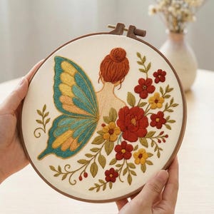 Borduurpakket feeën met vlinder- en bloemenvleugels | DIY-handborduurpakket | Handwerken voor beginners | Fantasie feeëncadeau | Hoepelkunst