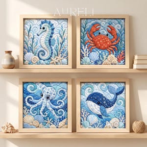 Peut inclure: Quatre tableaux carrés encadrés représentant des illustrations en tissu style patchwork d'un hippocampe, d'un crabe, d'une pieuvre et d'une baleine. Chaque image montre des vagues bleues, du corail et des coquillages dans un style textile.