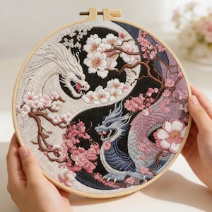 Weiß Blauer Drache Stickdatei | Kirschblüte DIY Handarbeiten | Orientalisches Fantasy Drachen Muster | Anfängerfreundliches Bastelset | Geschenk