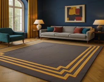 Op de afbeelding: Een donkergrijs rechthoekig vloerkleed met een gele geometrische rand is het middelpunt van een woonkamer. De kamer heeft een grijze bank met kleurrijke kussens, een turkooizen fauteuil en een schilderij aan een donkerblauwe muur. De kamer heeft gele gordijnen en een houten vloer.