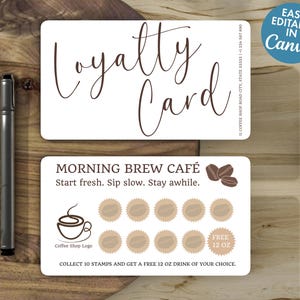 Puede incluir: Dos tarjetas de fidelidad blancas con texto marrón y elementos de diseño. La tarjeta superior dice "Loyalty Card" en cursiva. La tarjeta inferior dice "Morning Brew Café" e incluye gráficos de taza y granos de café. También hay un bolígrafo y vegetación.