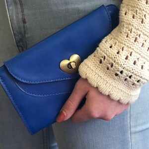Blaue Damenbrieftasche, einzigartiges Geschenk für sie, geblümte Brieftasche, handgefertigte Brieftasche, blaue Herzbrieftasche, Kreditkartenbörse