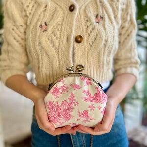 Toile de jouy Stoff Mini Geldbörse, Brautjungfern Geldbeutel, vegane Mädchen Geldbörse, süßes Portemonnaie, weiße und rosa Minitasche
