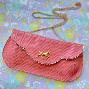 Clutch rosa salmón con caballo dorado, Clutch de dama de honor de piel, monedero de caballo, regalo para mujer, monedero retro, bolso rosa, cartera brillante