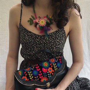 Floral embroidery retro purse