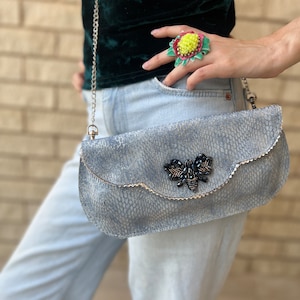Cartera de piel azul claro ahumada con adorno de mariposa de cuentas, bolso de noche azul claro, cartera de piel azul grisácea, regalo para mujer