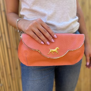 Leder Clutch mit goldenem Pferd, Leder Brautjungfer Clutch, Pferde Geldbörse, Geschenk für Frauen, Retro Geldbörse, rosa Tasche, helle Brieftasche