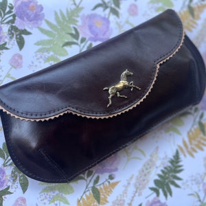 Dunkelbraune Leder-Clutch mit einem Pferd, kleine Retro Crossbody Abendtasche