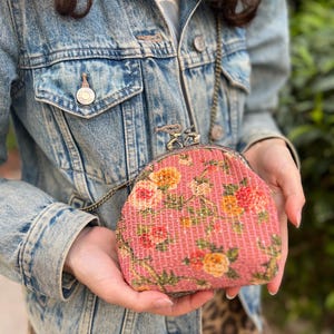 Mini sac à main végétalien lapins et fleurs, petit sac à main à fermoir lapins, sac à main fleurs de demoiselles d'honneur, sac à main coloré pour filles