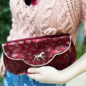 Bolso de mano de piel color rojo oscuro Kentucky Derby, bolso de piel con estampado de leopardo, bolso de mano de noche color burdeos, bolso bandolera con forma de caballo