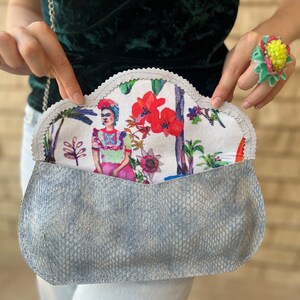 Clutch de cuero azul claro ahumado con adorno de mariposa de cuentas, bolso de noche azul claro, monedero de cuero azul grisáceo, regalo para mujer