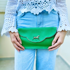 Derby Green Leder Geldbörse, Leder Clutch mit Pferd, geblümte Abendtasche, grasgrüne Leder Clutch, Umhängetasche