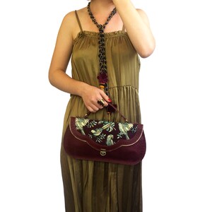 Handtasche aus weinrotem Leder mit Vögel