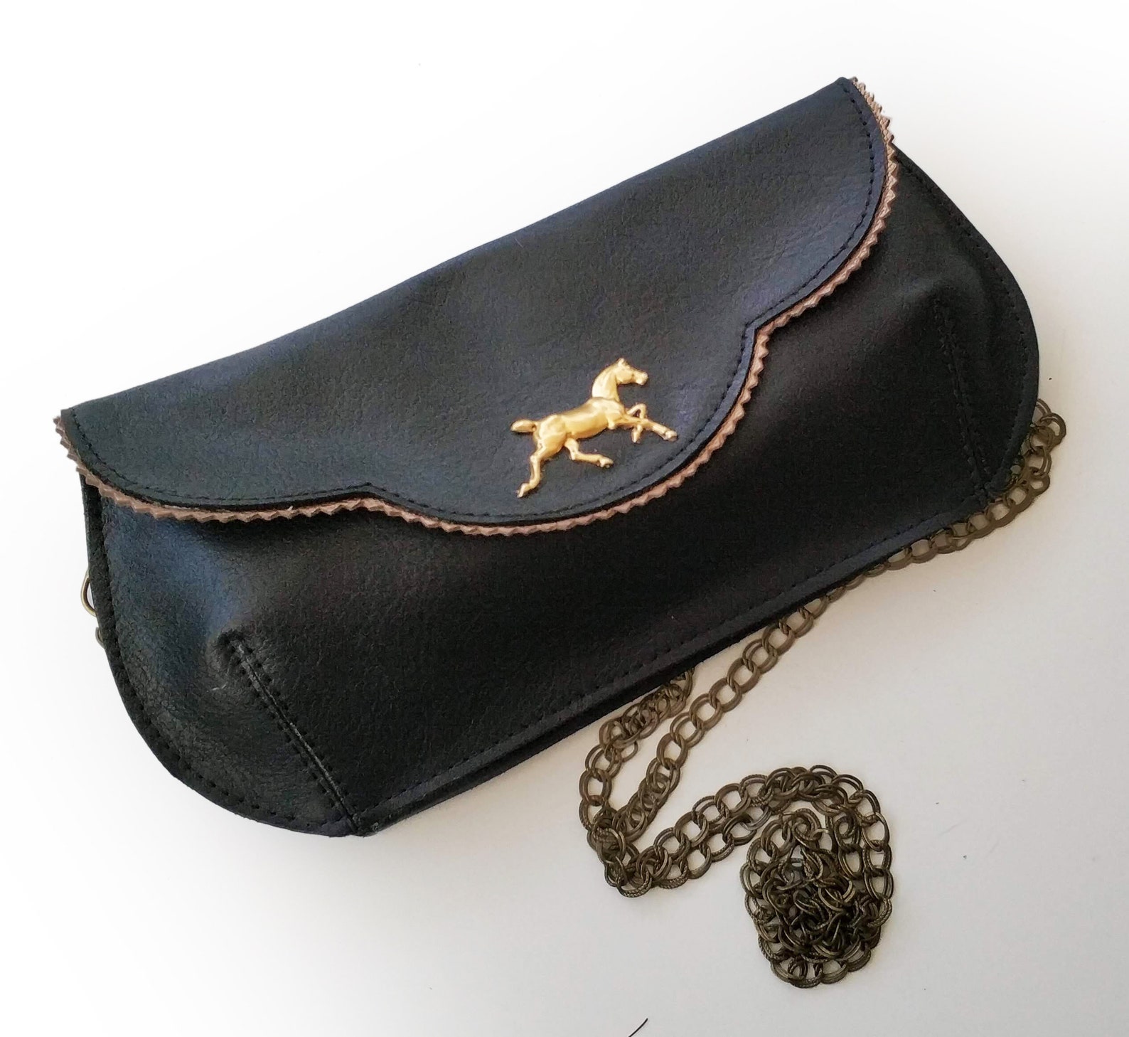 CLUTCH 26 IN BLACK DEERSKIN EMBOSSED LOGO