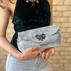 Clutch de cuero azul claro ahumado con adorno de mariposa de cuentas, bolso de noche azul claro, monedero de cuero azul grisáceo, regalo para mujer