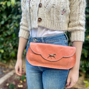 Pochette rose corail avec cheval, sac à main derby du Kentucky, cadeau Saint-Valentin, pochette de demoiselle d'honneur en cuir, cadeau pour femme