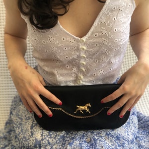 Kentucky Derby schwarze Leder Clutch mit einem Pferd, Derby Tasche, kleine Retro Crossbody Abendtasche, Pferd Thema Clutch