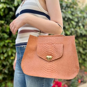 Caramel leather handbag with heart shaped lock, kisslock light brown Leather bag, Women&#39;s cross body purse, retro handbag, romantic gift