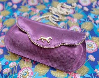 Clutch de cuero violeta brillante con caballo dorado, bolso de noche de caballo, bolso de cuero púrpura, regalo para mamá, bolso de dama de honor, bolso hecho a mano