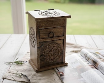 Gabinete de boticario con flores talladas a mano