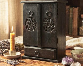 Gabinete de boticario de altar oculto con puertas de pentáculo talladas a mano