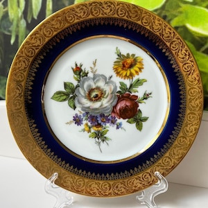 Decorative plate in Limoges porcelain, France - floral decoration and gold cobalt blue rim