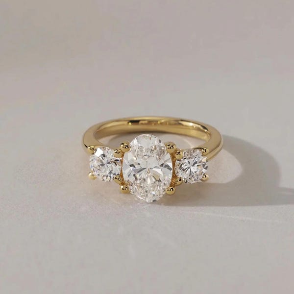 Conjunto de anéis de noivado de moissanita oval 4TCW com três pedras e corte redondo, conjunto de anéis de casamento em ouro maciço 14K, presentes de aniversário