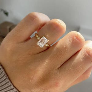 3ct Moissanit Smaragdschliff Verlobungsring, Drei-Stein-Diamantring, 14K Gelbgold Jubiläumsgeschenk, Versprechensring, Brautschmuck