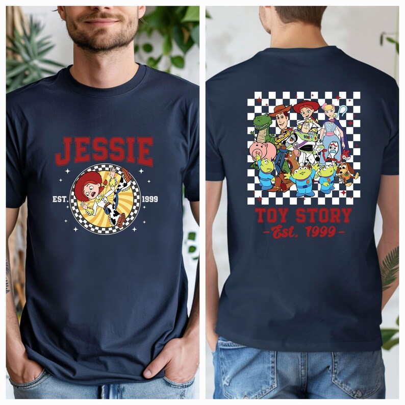 Puede incluir: Camiseta azul marino con un gr&aacute;fico frontal de Jessie de Toy Story, el texto "JESSIE" y "EST. 1999". La parte trasera muestra un gr&aacute;fico grupal de Toy Story y el texto "TOY STORY - Est. 1999".