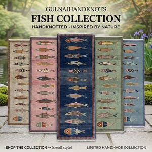 Peut inclure: Cinq tapis rectangulaires noués à la main de la collection GULNAJHANDKNOTS FISH COLLECTION. Chaque tapis présente une rangée verticale de poissons stylisés aux motifs et couleurs variés sur des fonds unis beige, rose, bleu foncé, vert et bleu clair.