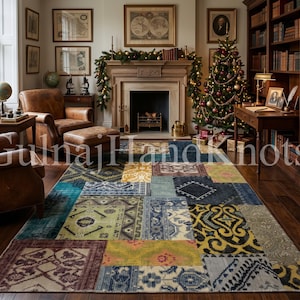 Könnte beinhalten: Ein rechteckiger Teppich mit einem Patchwork-Design aus verschiedenen geometrischen und floralen Mustern in Blau-, Gelb-, Grün- und Kastanientönen. Der Teppich liegt auf einem dunklen Holzboden in einem Raum mit Kamin, Bücherregalen und Ledersesseln.