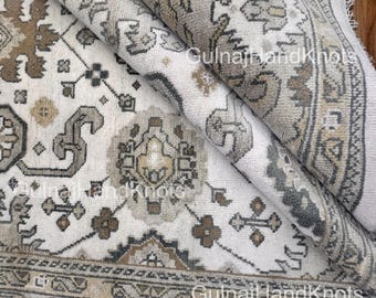 Alfombra Oushak color marfil: alfombra vintage turca de lana hecha a mano, con diseño floral neutro, tamaño personalizado.