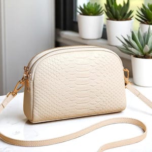 Crocodile Embossed Leather Crossbody Bag: Elegant Shoulder Purse