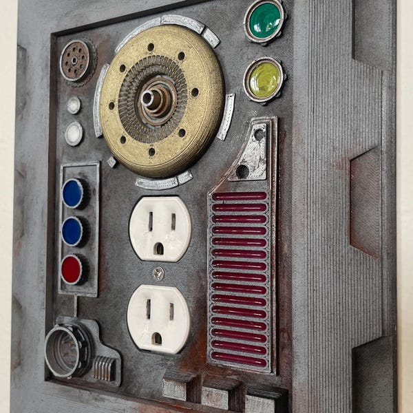 Couvercle de prise inspiré de Star Wars : panneau de commande de science-fiction, accès droïde, finition patinée - OVERSIZE