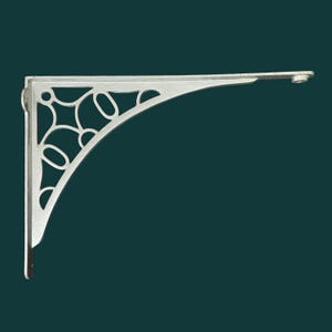 K&ouml;nnte beinhalten: Ein silberfarbener, dekorativer Regaltr&auml;ger mit einem verzierten, durchbrochenen Design. Der Tr&auml;ger hat einen gebogenen St&uuml;tzarm und eine flache Oberseite mit einem kleinen kreisf&ouml;rmigen Detail am Ende. Der Tr&auml;ger ist aus Metall gefertigt und zur Wandmontage bestimmt.