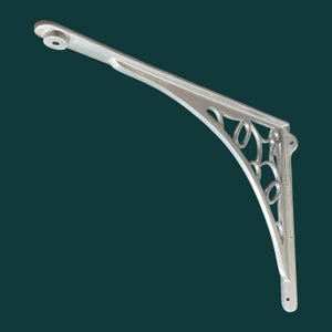 K&ouml;nnte beinhalten: Ein silberfarbener, dekorativer Regaltr&auml;ger mit einem bogenf&ouml;rmigen Design. Der Tr&auml;ger hat einen l&auml;nglichen Arm mit einem kreisf&ouml;rmigen Loch am Ende und eine vertikale Montageplatte. Der gebogene Abschnitt hat offene, wirbelnde Muster.