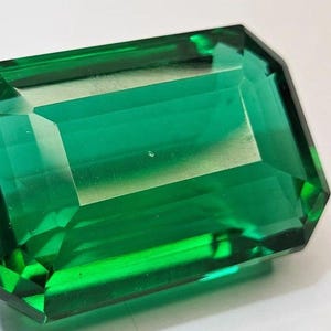 素晴らしい128-129カラットのエメラルド コロンビア産 グリーンカラー エメラルドカット ルース 宝石 ジュエリー作り 美しく素晴らしいラボ作成