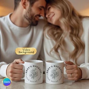 Puede incluir: Dos tazas de cerámica blancas con el texto "ANDY'S MOCKUPS" y un diseño floral son sostenidas por dos personas. Las tazas están sobre una superficie clara. El fondo está borroso, con un enfoque suave y cálido.