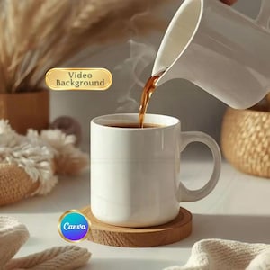 Könnte beinhalten: Eine weiße Keramiktasse auf einem Holzuntersetzer wird mit Kaffee aus einer weißen Kanne gefüllt. Dampf steigt aus der Tasse auf. Die Wörter "Video Background" und "Canva" sind im Bild zu sehen.